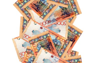 5000 Kazakistan tenge senedi beyazın üzerinde izole bir şekilde uçuyor. Birçok banknot sol ve sağ tarafta beyaz kopya alanı ile düşüyor