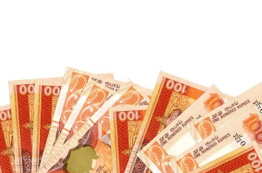 Ekranın alt tarafında 100 Sri Lanka rupisi var. Beyaz arka planda izole edilmiş ve fotokopi alanı var. Paralı iş kavramları için arkaplan afişi şablonu