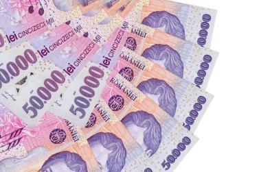 50000 Romen ley banknotları beyaz arka planda izole edilmiş, fotokopi alanı da fan şeklinde üst üste yığılmış. Finansal işlemler kavramı