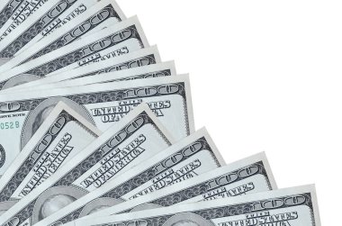 100 Amerikan doları banknotları beyaz arka planda izole edilmiş, fotokopi alanı da yakın planda. Maaş zamanı kavramı veya finansal işlemler