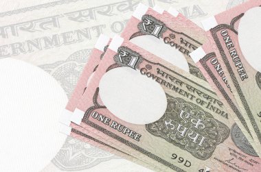 Büyük yarı saydam banknotların arka planında 1 tane Hint rupisi var. Ulusal para biriminin soyut sunumu. İş konsepti