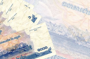 1000 Kamboçyalı isyan faturası büyük yarı şeffaf banknotun arka planında duruyor. Kopyalama alanı olan soyut iş arkaplanı