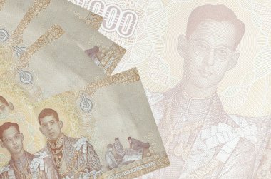 1000 Tayland baht faturası büyük yarı şeffaf banknotun arka planında duruyor. Kopyalama alanı olan soyut iş arkaplanı