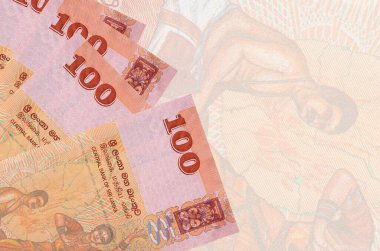 100 Sri Lanka rupisi banknotları büyük yarı şeffaf banknotların arka planında duruyor. Kopyalama alanı olan soyut iş arkaplanı