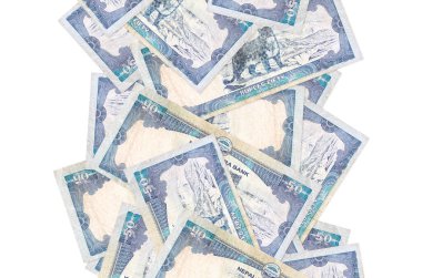 50 Nepal Rupisi banknotları beyazın üzerinde izole bir şekilde uçuyor. Birçok banknot sol ve sağ tarafta beyaz kopya alanı ile düşüyor