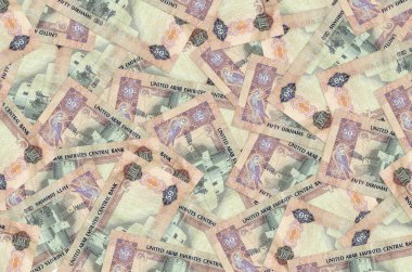 50 tane BAE kara para yığını var. Zengin yaşam kavramsal geçmişi. Büyük miktarda para.