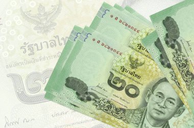 20 Tayland Baht faturası büyük yarı şeffaf banknotun arka planında duruyor. Ulusal para biriminin soyut sunumu. İş konsepti