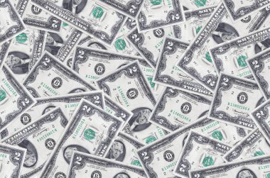 2 dolarlık banknotlar büyük yığının içinde yatıyor. Zengin yaşam kavramsal geçmişi. Büyük miktarda para.
