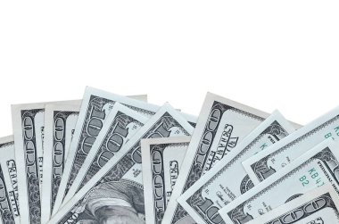 100 Amerikan doları banknotları ekranın alt tarafında, beyaz arka planda, fotokopi alanı ile izole bir şekilde duruyor. Paralı iş kavramları için arkaplan afişi şablonu