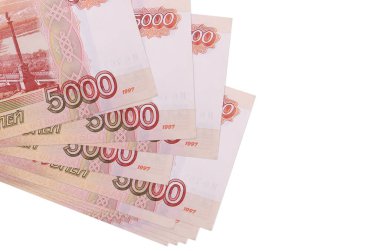 5000 Rus rublesi küçük gruplar halinde ya da beyaza izole edilmiş paketler halinde bulunur. Kopyalama alanı olan bir model. İş ve para değişimi kavramı