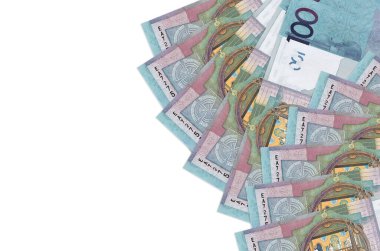100 Belorus rublesi banknotları beyaz arka planda, kopyalama alanı ile izole bir şekilde duruyor. Zengin yaşam kavramsal geçmişi. Büyük miktarda ulusal para birimi zenginliği