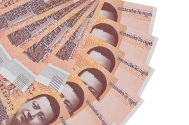 100 Kamboçya ayaklanması faturası beyaz arka planda izole edilmiş ve fotokopi alanı fan şeklinde dizilmiş. Finansal işlemler kavramı