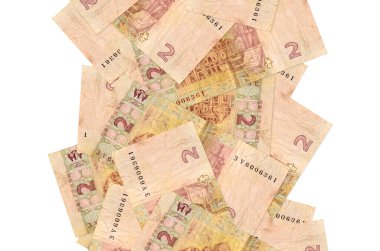 2 Ukrayna hrivniası banknotları beyazın üzerinde izole bir şekilde uçuyor. Birçok banknot sol ve sağ tarafta beyaz kopya alanı ile düşüyor