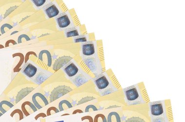 200 avroluk banknotlar beyaz arka planda izole edilmiş, fotokopi alanı da yakın planda. Maaş zamanı kavramı veya finansal işlemler