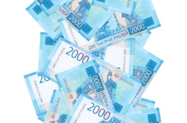 Beyaz üzerine izole edilmiş 2000 Rus rublesi. Birçok banknot sol ve sağ tarafta beyaz kopya alanı ile düşüyor