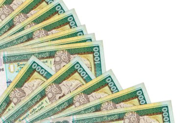 1000 Sri Lanka rupi banknotları beyaz arka planda izole edilmiş, fotokopi alanı da pervaneye yakın duruyor. Maaş zamanı kavramı veya finansal işlemler