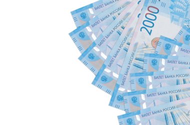2000 Rus rublesi banknotları beyaz arka planda, kopyalama alanı ile izole bir şekilde duruyor. Zengin yaşam kavramsal geçmişi. Büyük miktarda ulusal para birimi zenginliği