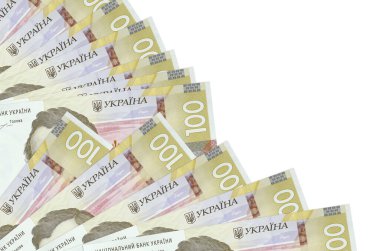 100 tane Ukrayna hrivniası banknotu beyaz arka planda izole edilmiş, fotokopi alanı da pervaneye yakın duruyor. Maaş zamanı kavramı veya finansal işlemler
