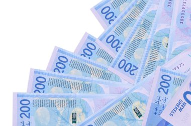 200 İsrailli yeni şekel banknot beyaz üzerine izole edilmiş farklı bir sırayla yatıyor. Yerel bankacılık ya da para kazanma konsepti. İş arkaplanı afişi