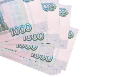 1000 Rus rublesi küçük gruplar halinde ya da beyaza izole edilmiş paketler halinde yatar. Kopyalama alanı olan bir model. İş ve para değişimi kavramı