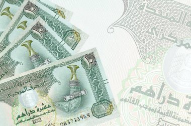 10 BAE dirhem faturası büyük yarı şeffaf banknotun arka planında duruyor. Kopyalama alanı olan soyut iş arkaplanı