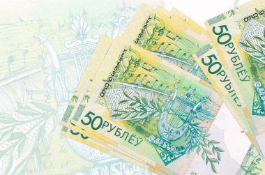 50 Belorus rublesi banknotları büyük yarı şeffaf banknotların arka planında duruyor. Ulusal para biriminin soyut sunumu. İş konsepti