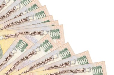 100 tane Ukrayna hrivniası banknotu beyaz arka planda izole edilmiş, fotokopi alanı da pervaneye yakın duruyor. Maaş zamanı kavramı veya finansal işlemler