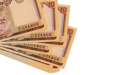 10 tane Nepal rupisi küçük gruplar halinde ya da beyaza izole edilmiş paketler halinde yatar. Kopyalama alanı olan bir model. İş ve para değişimi kavramı