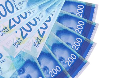200 İsrailli yeni şekel banknotları beyaz arka planda izole edilmiş bir şekilde duruyor ve fotokopi alanı fan şeklinde dizilmiş. Finansal işlemler kavramı