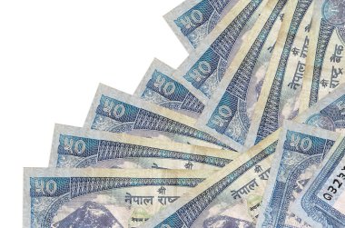 50 Nepal Rupisi banknotları beyaza izole edilmiş farklı bir sırayla yatar. Yerel bankacılık ya da para kazanma konsepti. İş arkaplanı afişi