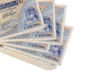 10 Tunus dinarı küçük gruplar halinde ya da beyaza izole edilmiş paketler halinde yatar. Kopyalama alanı olan bir model. İş ve para değişimi kavramı