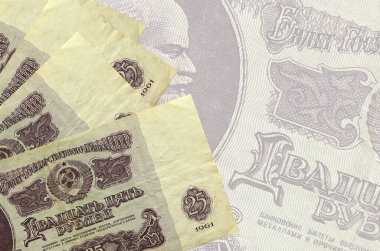 25 Rus Rublesi banknotları büyük yarı şeffaf banknotların arkasında duruyor. Kopyalama alanı olan soyut iş arkaplanı