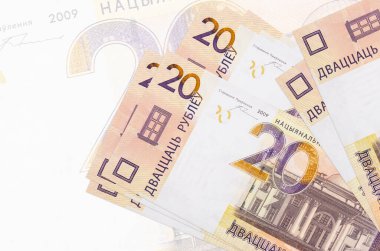 20 Belorus rublesi banknotları büyük yarı şeffaf banknotların arka planında duruyor. Ulusal para biriminin soyut sunumu. İş konsepti