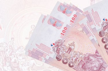 100 Tayland Baht faturası büyük yarı şeffaf banknotun arka planında duruyor. Ulusal para biriminin soyut sunumu. İş konsepti