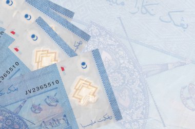 1 Malezya ringgit faturası büyük yarı şeffaf banknotun arka planında duruyor. Kopyalama alanı olan soyut iş arkaplanı