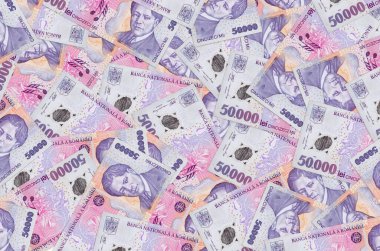 50000 Romen ley faturası büyük bir yığın halinde duruyor. Zengin yaşam kavramsal geçmişi. Büyük miktarda para.