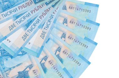 2000 Rus Rublesi banknotları beyaz arka planda izole bir şekilde duruyor ve fotokopi alanı fan şeklinde üst üste yığılmış. Finansal işlemler kavramı