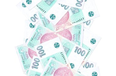 100 Çek korun banknotu beyazın üzerinde izole bir şekilde uçuyor. Birçok banknot sol ve sağ tarafta beyaz kopya alanı ile düşüyor