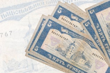 5 Ukrayna hrivniası faturası büyük yarı şeffaf banknotun arka planında duruyor. Ulusal para biriminin soyut sunumu. İş konsepti
