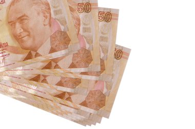 50 Türk lirası küçük gruplar halinde ya da beyaza izole edilmiş paketler halinde duruyor. Kopyalama alanı olan bir model. İş ve para değişimi kavramı