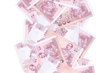 100 Tayland baht banknotları beyazlar üzerinde izole bir şekilde uçuyor. Birçok banknot sol ve sağ tarafta beyaz kopya alanı ile düşüyor