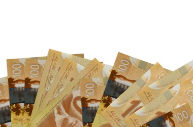 100 Kanada doları banknotları ekranın alt tarafında, beyaz arka planda, kopyalama alanı ile izole bir şekilde duruyor. Paralı iş kavramları için arkaplan afişi şablonu