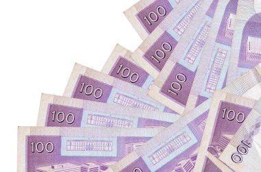 100 Filipin piso banknotu beyaza izole edilmiş farklı bir sırayla yatar. Yerel bankacılık ya da para kazanma konsepti. İş arkaplanı afişi
