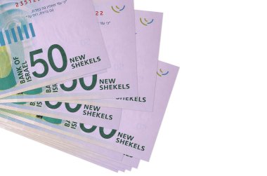 50 İsrailli yeni şekel banknotlar küçük gruplar halinde ya da beyaza izole edilmiş paketler halinde yatıyor. Kopyalama alanı olan bir model. İş ve para değişimi kavramı