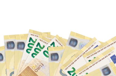 Ekranın alt tarafında 200 avroluk banknotlar var. Beyaz arka planda izole edilmiş ve fotokopi alanı var. Paralı iş kavramları için arkaplan afişi şablonu