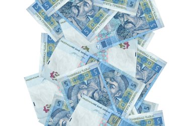 Beş Ukrayna hrivniası banknotu beyazın üzerinde izole bir şekilde uçuyor. Birçok banknot sol ve sağ tarafta beyaz kopya alanı ile düşüyor