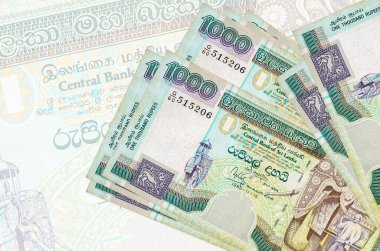 1000 Sri Lanka rupisi banknotları büyük yarı şeffaf banknotların arka planında duruyor. Ulusal para biriminin soyut sunumu. İş konsepti