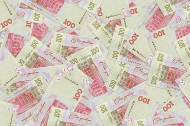 100 Ukrayna hrivniası banknotları büyük yığının içinde yatıyor. Zengin yaşam kavramsal geçmişi. Büyük miktarda para.