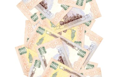 Beyaz üzerinde izole edilmiş 100 Ukrayna hrivniası banknotu. Birçok banknot sol ve sağ tarafta beyaz kopya alanı ile düşüyor
