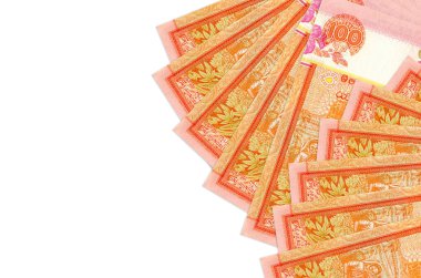100 Sri Lanka Rupisi banknotları beyaz arka planda fotokopi alanı ile izole bir şekilde duruyor. Zengin yaşam kavramsal geçmişi. Büyük miktarda ulusal para birimi zenginliği